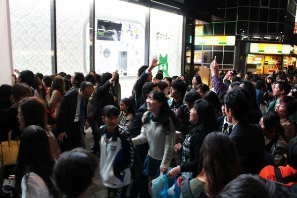 草なぎ剛＆香取慎吾、原宿で公開生放送にファン熱狂