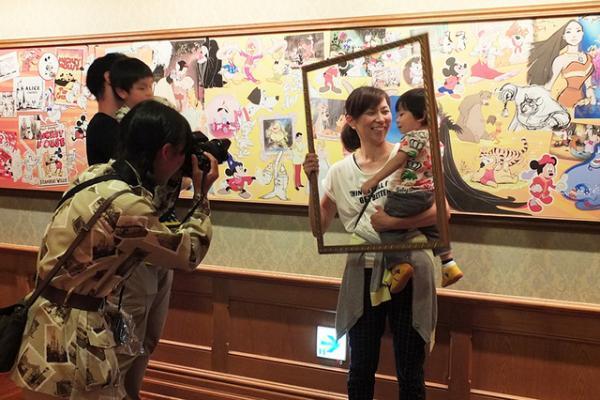 【ディズニー】専属カメラマンとパークをめぐって記念撮影！「ディズニーフォトツアー」