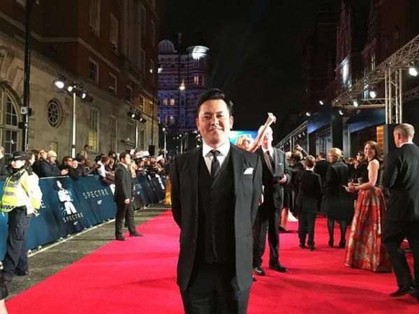 くりぃむ・有田哲平、ボンド＆英国王室とレッドカーペットに立つ