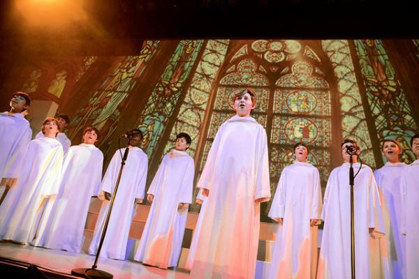 【USJ】感涙のクリスマスショーが完全一新！英国少年合唱団LIBERAのコンサートも