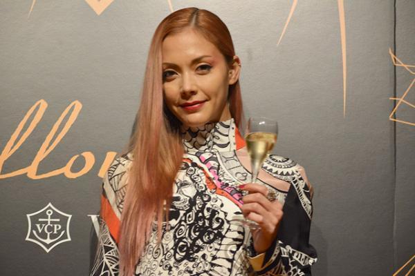 土屋アンナ、ハロウィンは“毒々しいアリス”の仮装で楽しむと宣言