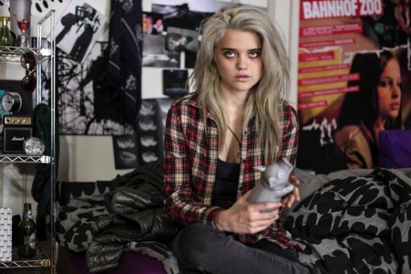 ロック界の“破天荒ミューズ” スカイ・フェレイラ、ぶっ飛びホラー映画に降臨！