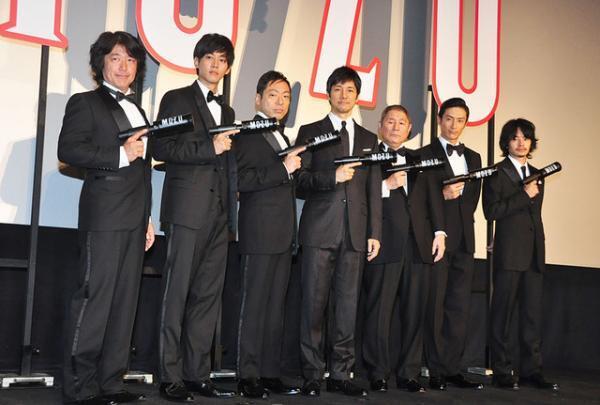 前代未聞!?　西島秀俊、松坂桃李らもたけしと一緒に並んでコマネチ！