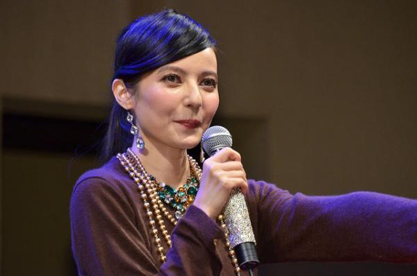 ベッキー、サンタにカラオケルームと岩盤浴をおねだり!?「友達が来てくれないから」