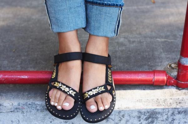 スワロフスキーでカスタマイズ！DIYキット付きTevaのスポーツサンダルが限定発売