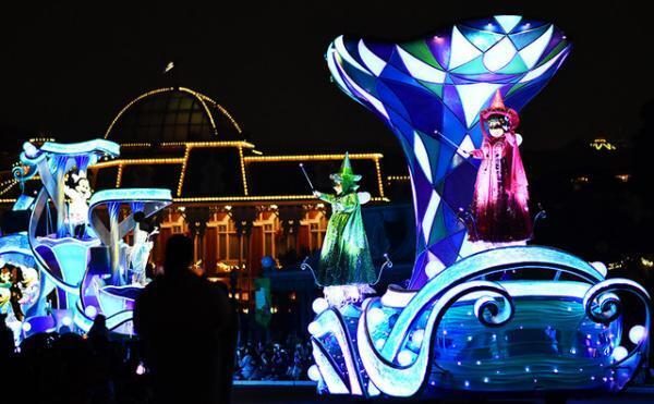 【ディズニー】雨だけのお楽しみ！レアパレード「ナイトフォール・グロウ」