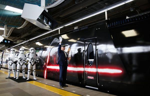 「スター・ウォーズ／フォースの覚醒」号、ストームトルーパーに見守られて発進！