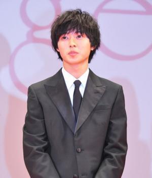 山崎賢人、これまでに見せたことない必死の形相で土屋太鳳を守る!?