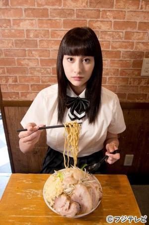 早見あかりのライバルに成田凌参戦！「ラーメン大好き小泉さん」新春1時間SP
