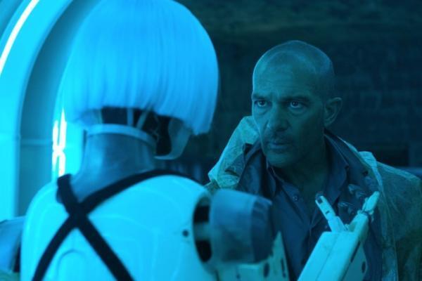 アントニオ・バンデラス、本作SFに初挑戦！人工知能との未来描く『オートマタ』
