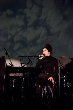 ユーミン、“暗闇”コンサートで「気づかず過ぎた初恋」を初披露！