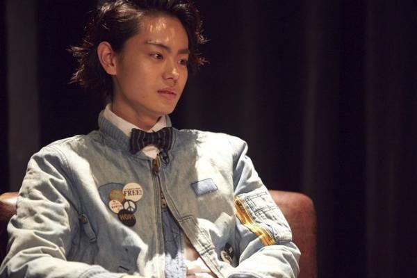 菅田将暉、おしゃれさ際立つ独特のファッションに注目『ピンクとグレー』