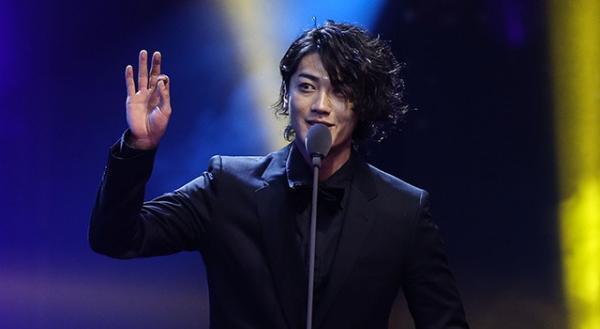 赤西仁、日本人初快挙を達成！中国「愛奇芸尖叫之夜」でW受賞