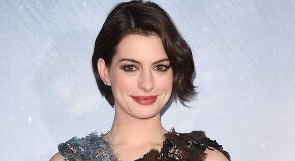 アン・ハサウェイ、第1子の誕生後は仕事復帰より子育て優先？