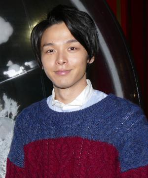 中村倫也、主演作『星ガ丘ワンダーランド』ルミネXmas巨大スノードームを電撃訪問