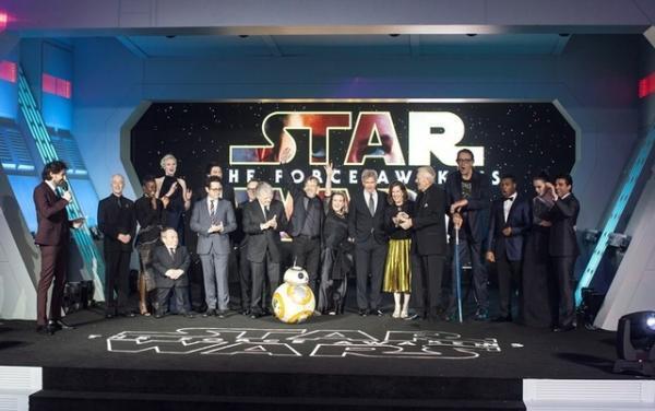 デイジー・リドリー＆ジョン・ボイエガ、ロンドン凱旋！　夜空に巨大ライトセーバー出現