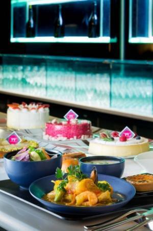 ミシュラン三ツ星シェフのケーキブッフェ付き！ お得過ぎるシャンパン・バーランチとは？