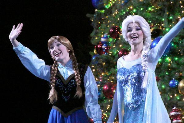 【海外ディズニー】エルサの魔法でクリスマスツリーが点灯！ライトニング・セレモニー