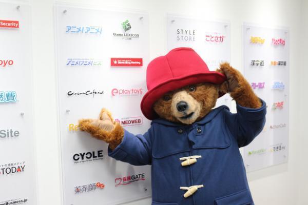 “紳士なクマ”パディントンが、クリスマスプレゼントをもってシネマカフェ編集部を訪問！