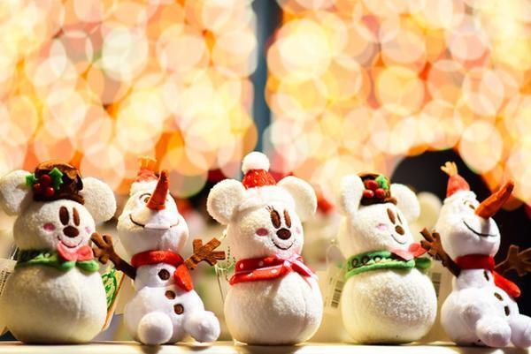 【ディズニー】光り輝く聖夜のパーク…ランドのデコレーションがロマンティック！