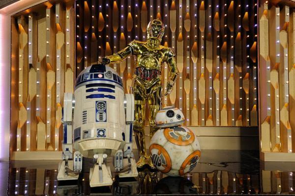 『スター・ウォーズ』BB-8ら、「嵐」とのSPステージリハーサルに登場