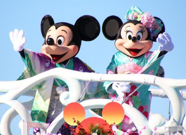 【ディズニー】和服ミッキーが「お手を拝借！」 シーの「ニューイヤーズ・グリーティング」