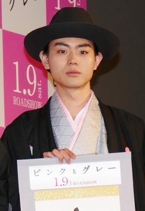 中島裕翔＆菅田将暉、今年の抱負は？　紋付袴で登場『ピンクとグレー』