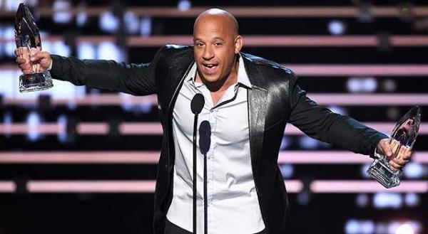ヴィン・ディーゼル、映画賞授賞式で故ポール・ウォーカーに歌を捧げる