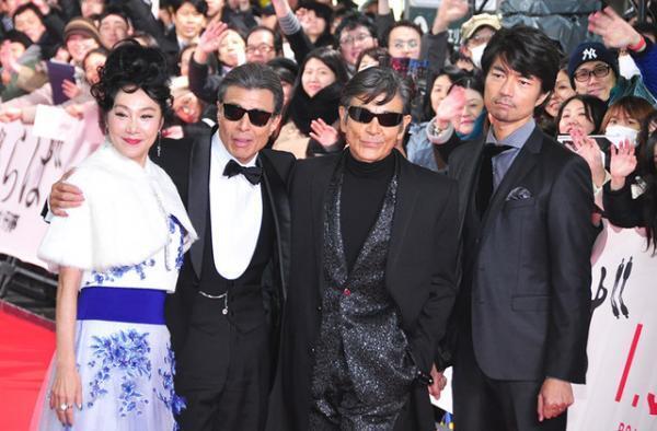 舘ひろし＆柴田恭兵、歌舞伎町のレッドカーペット降臨に千人熱狂！