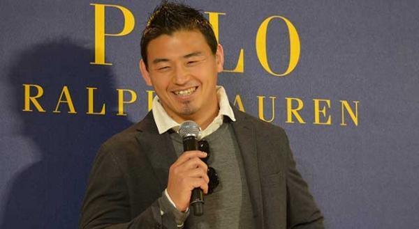 全身シックに決めた五郎丸歩選手、「取り巻く環境が変わった」と微笑む