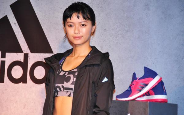 榮倉奈々、スポーツブラ＆タイツ姿で登場し鍛え上げたお腹まわりをチラリ！