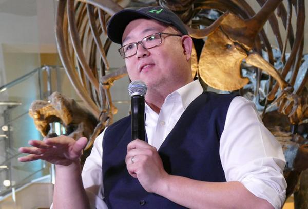 『アーロと少年』監督が来日、“本物”のアパトサウルスとご対面！