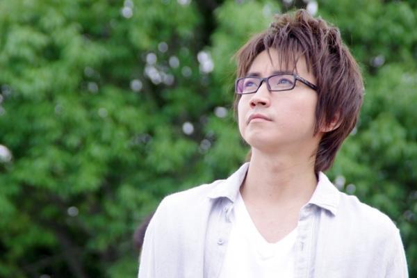 藤原竜也の“メガネ男子”にキュン！『僕だけがいない街』新場面写真を入手