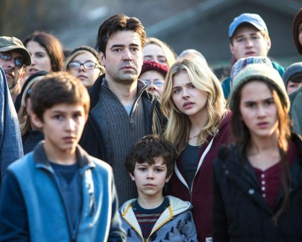 【特別映像】クロエ・モレッツ、あらゆる電子機器が停止…『フィフス・ウェイブ』＜第1の波＞襲来