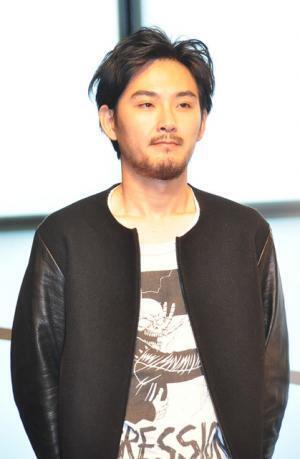 松田龍平のモヒカン頭にエキストラの学生たち恐怖！