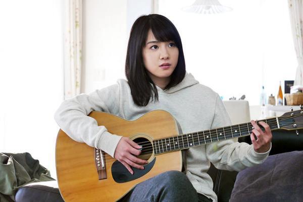 桜庭ななみ、「赤いスイートピー」の弾き語りを披露！「青春の名曲ストーリー」