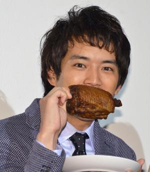 三浦貴大、「男気の塊」パワーを発揮！ ホテルの一室で太賀を丸裸に