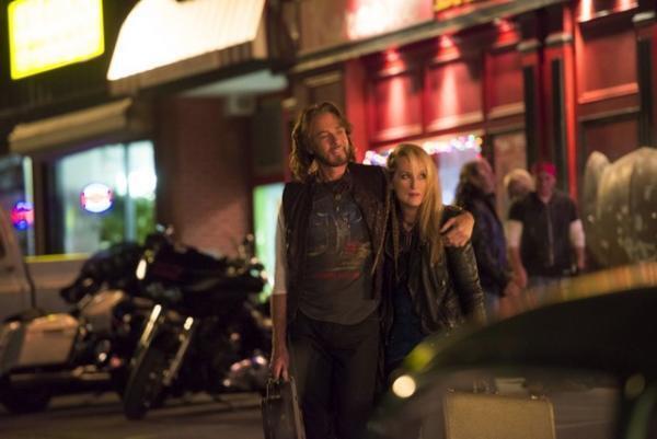 “ロックシンガー”メリル・ストリープ、ラブラブ2ショット画像解禁『幸せをつかむ歌』