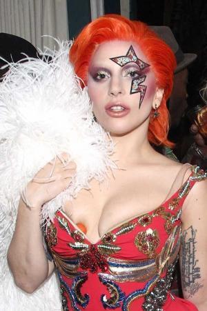 レディー・ガガ、デヴィッド・ボウイに捧げたパフォーマンスはボウイの息子に不評