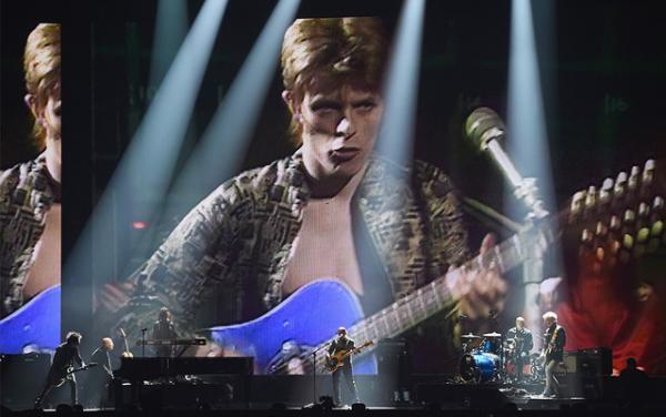 デヴィッド・ボウイの息子、ブリット・アワードでの追悼パフォーマンスに感謝