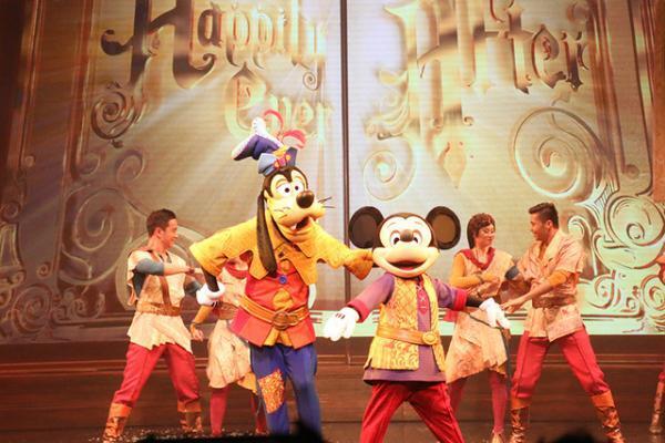 【海外ディズニー】ミッキーとオラフが“本”の中へ冒険！圧巻の10周年ステージショー