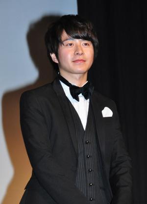 村井良大＆秋山真太郎、『ドクムシ』現場の動物の内臓入り鍋の悪臭に絶句！