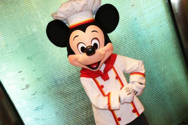 【海外ディズニー】“シェフ”ミッキー特製メニューを堪能！目移り必至の豪華ビュッフェ料理