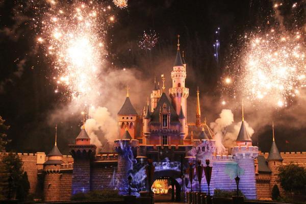 【海外ディズニー】人気の花火ショーが10周年版に！「ディズニー・イン・ザ・スターズ」