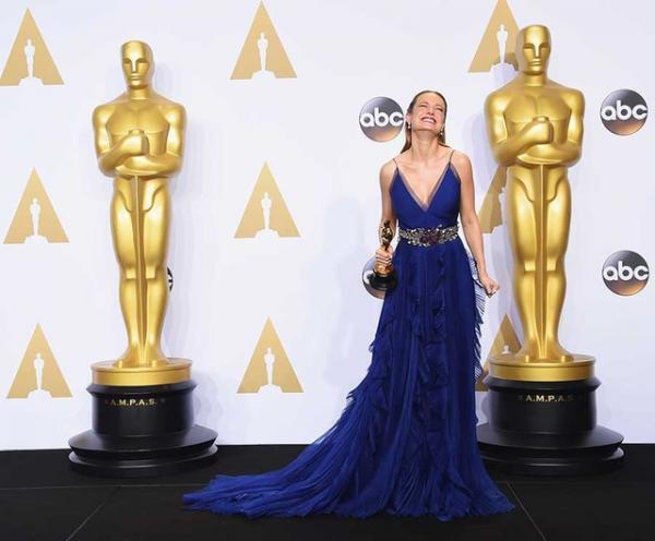 オスカー女優ブリー・ラーソン、アフターパーティーをテイラー・スウィフトらと過ごす