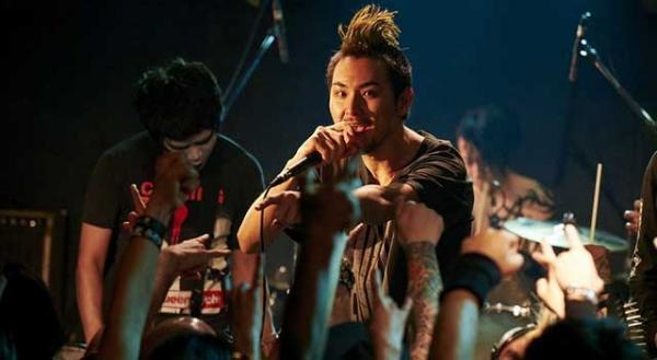 松田龍平、“デス声”を徹底研究！モヒカン頭でデスメタルを熱唱『モヒカン故郷に帰る』