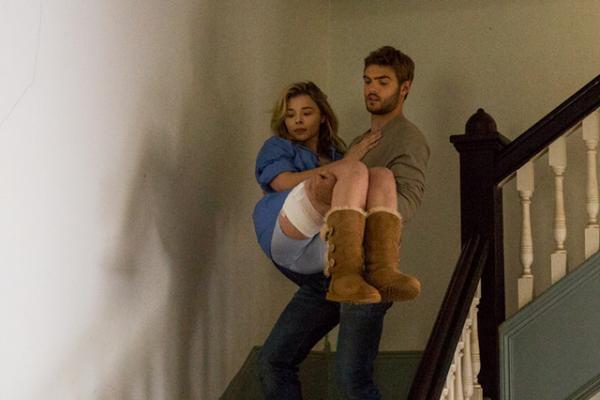 大人の色気漂うクロエ・グレース・モレッツに注目！『フィフス・ウェイブ』ドキドキのキスシーン公開