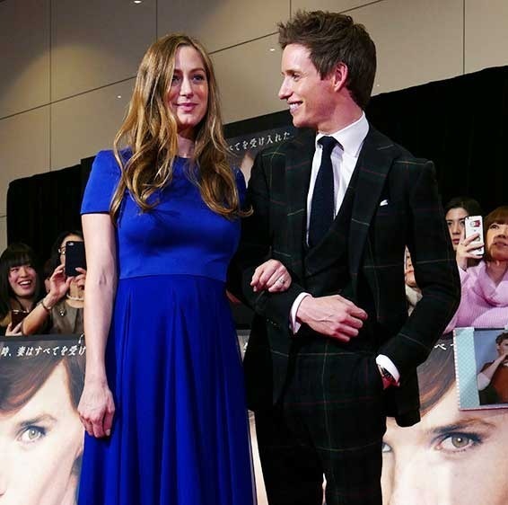 来日中のエディ・レッドメイン、日本のファンに妊娠中の妻とのツーショットを披露