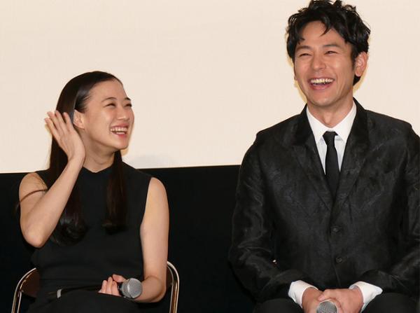 『家族はつらいよ』 で恋人役の妻夫木聡＆蒼井優、初日舞台挨拶でも息ピッタリ