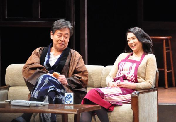 小泉今日子が巧みに家庭を操る？　エプロン主婦姿に喫煙シーンも！